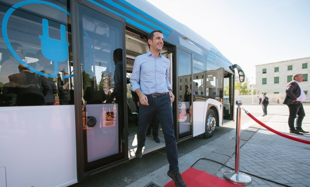 Veliaj: Autobuzat elektrike mund te futen ne transportin urban brenda ketij viti